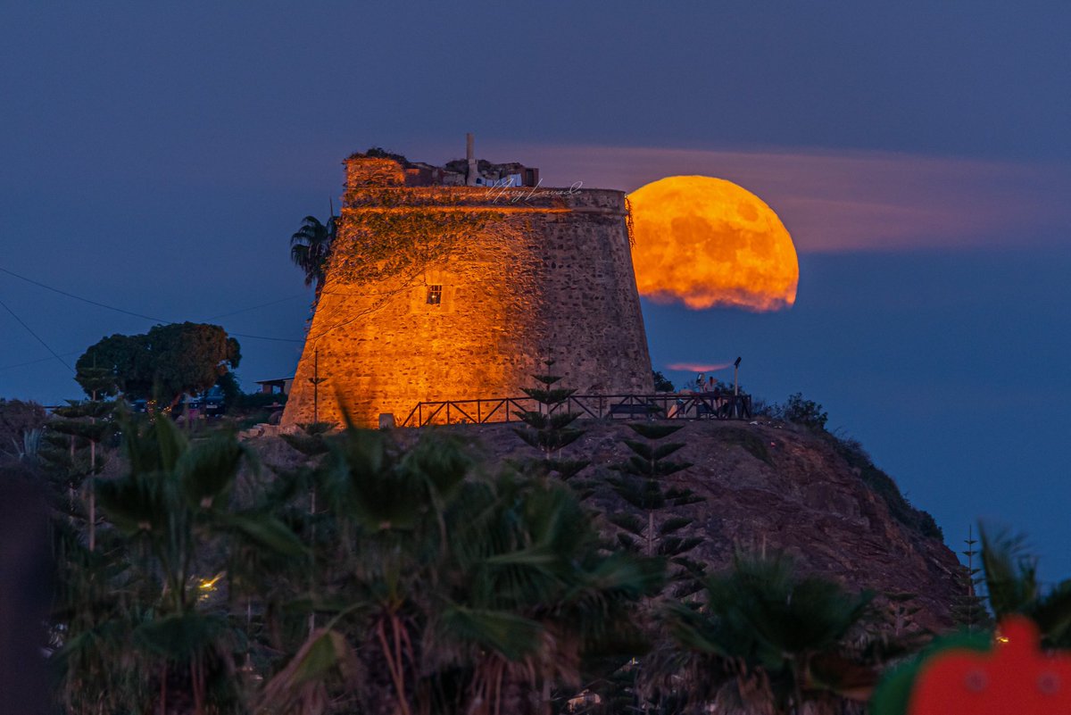 Lechuzainquieta's tweet photo. Salida de la luna llena desde Benajarafe. 
29/9/2023 https://t.co/0EJgHJHLV9