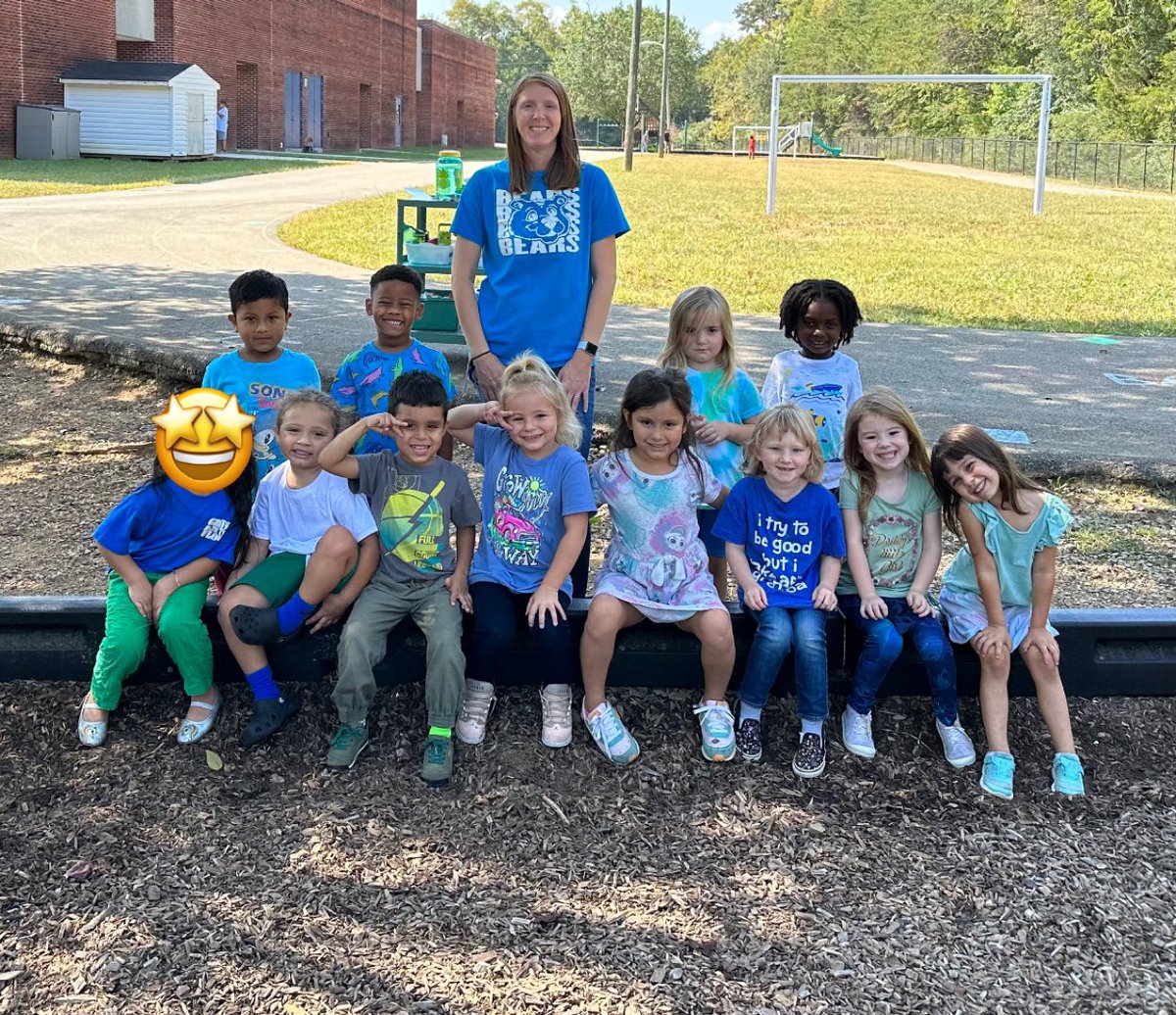 springhillelem's tweet photo. We wrapped up #YouMatterWeek with School Spirit Day! We love supporting each other and the school community by proudly sporting our Spring Hill gear and the blue and green! 💚🐻💙

#kcsregion5 #BearNation #levelup https://t.co/Cvks9HxWnk