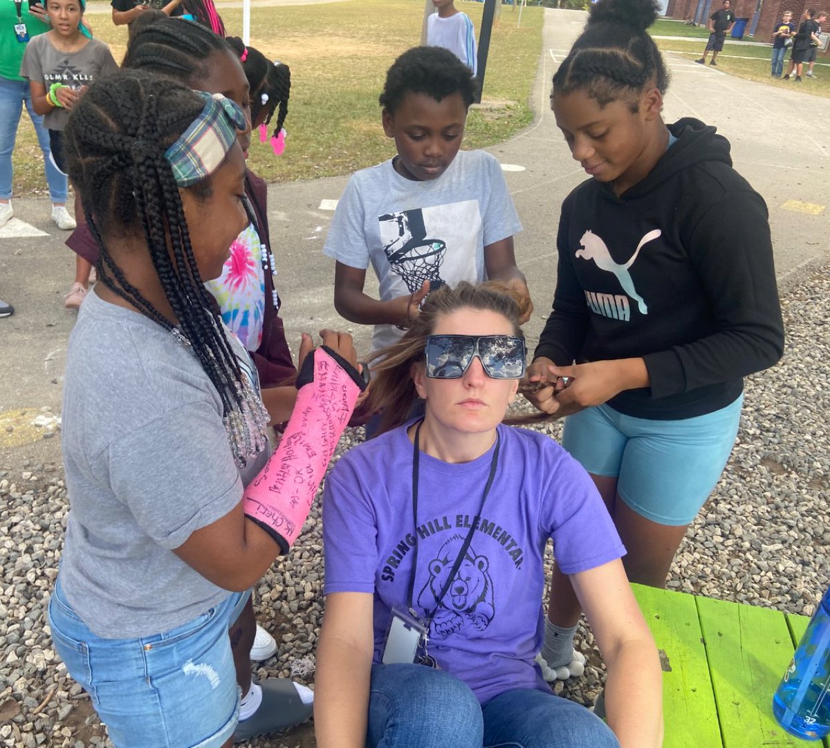 springhillelem's tweet photo. We wrapped up #YouMatterWeek with School Spirit Day! We love supporting each other and the school community by proudly sporting our Spring Hill gear and the blue and green! 💚🐻💙

#kcsregion5 #BearNation #levelup https://t.co/Cvks9HxWnk