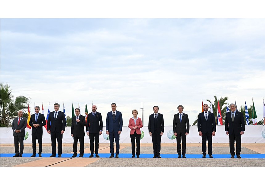 A pochi km dall'ennesima tragedia criminale del #Mediterraneo, leadership inutili e offensive, si ritrovano sorridenti x parlare del nulla e confermare il sostegno a regimi fuori controllo. Sarebbe bene far fare loro 1 giro in gommone x vedere l'umanità che affonda #EUMED9 #Malta