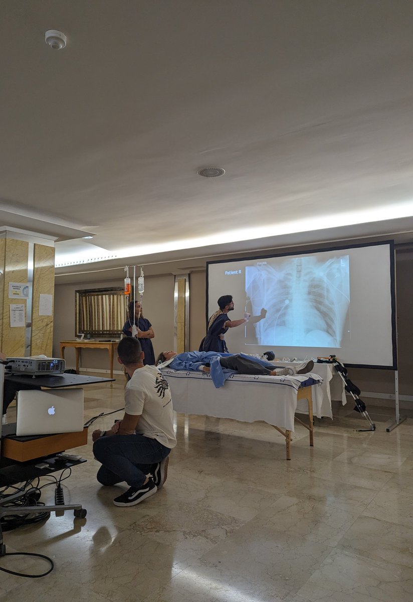 ToracicaNegrin's tweet photo. Simulación del curso ATLS de una paciente de 80 años que sufre caída por las escaleras de su casa! Muchas gracias a los instructores porque son muy cracks! #atls #politrauma #AEC #traumatoracico #tce https://t.co/Z4XGUOprfi