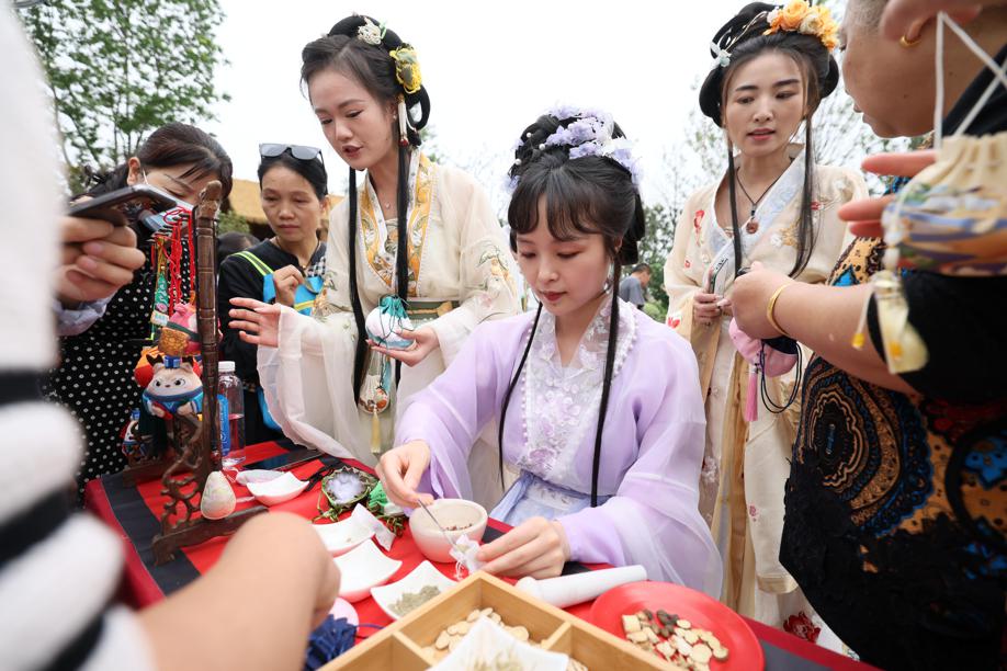 CGMeifangZhang's tweet photo. The 14th China Int'l Garden Expo is now open in Hefei, Anhui province.
An extraordinary opportunity to explore the rich diversity of gardening in the world.

https://t.co/xJGkeRxBXh