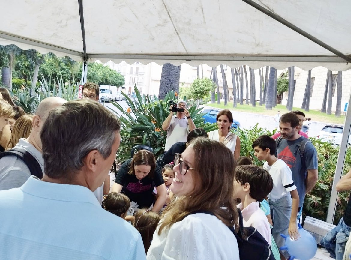 Esta tarde he visitado y disfrutado en familia de la Noche de los Investigadores/as de @infoUMA. Para mí es uno de los actos académicos más bonitos del año. Estos días la sociedad puede conocer muchos trabajos que hacemos en la universidad pensando en una #UMAlíder. #NIGHTSpain