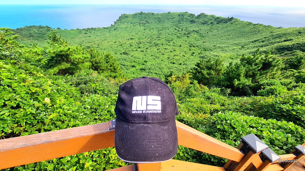 edusqo's tweet photo. @fneversurrender en todas partes!
Incluso en el volcán Seongsan Ilchulbong de #Jeju 🇰🇷 #SunrisePeak
¿Aún no conoces este proyecto pionero en beneficio de los pacientes oncológicos?
Échale un ojo, https://t.co/fulilz8YrU
Yo ya me hice socio.
#VladiatorNeverSurrender #Vladi https://t.co/ZeoJFWf7lf
