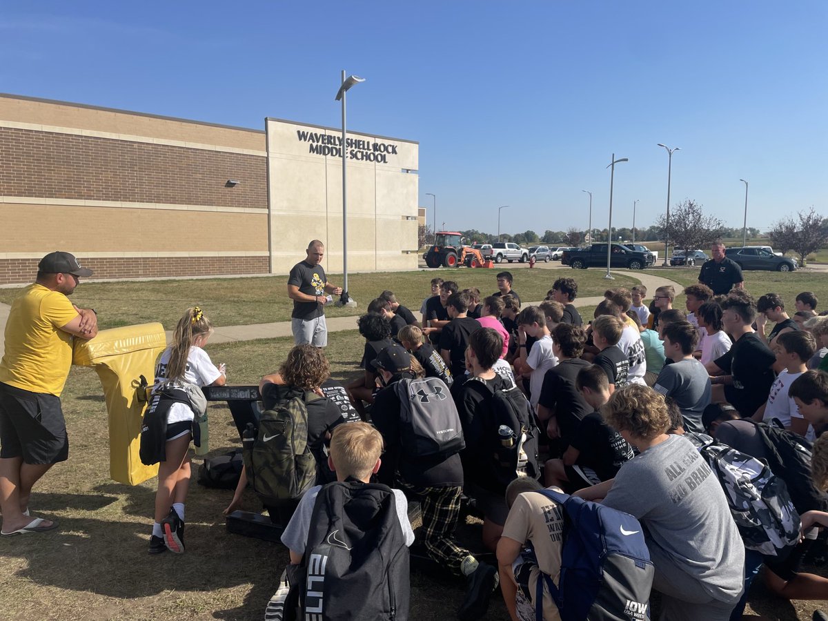 LangnerJ's tweet photo. Thank you @WSRFootball for talking to our 7th and 8th grade. #gratitude #grit #growth #thegohawkway https://t.co/qooFEnnYVg