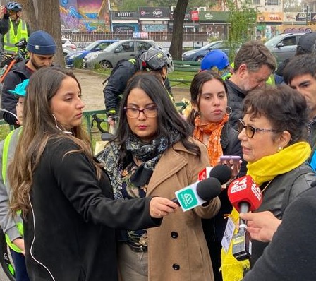 bicicultura's tweet photo. En plena celebración del Día Nacional Sin Autos, atropellan a directora de Bicicultura, @amarilishorta. Siniestro ocurrió en El Aguilucho con Consejo de Indias, mientras Amarilis pedaleaba rumbo a las actividades de celebración. Activista con heridas graves sin riesgo vital. https://t.co/H6Rr9SzRuQ