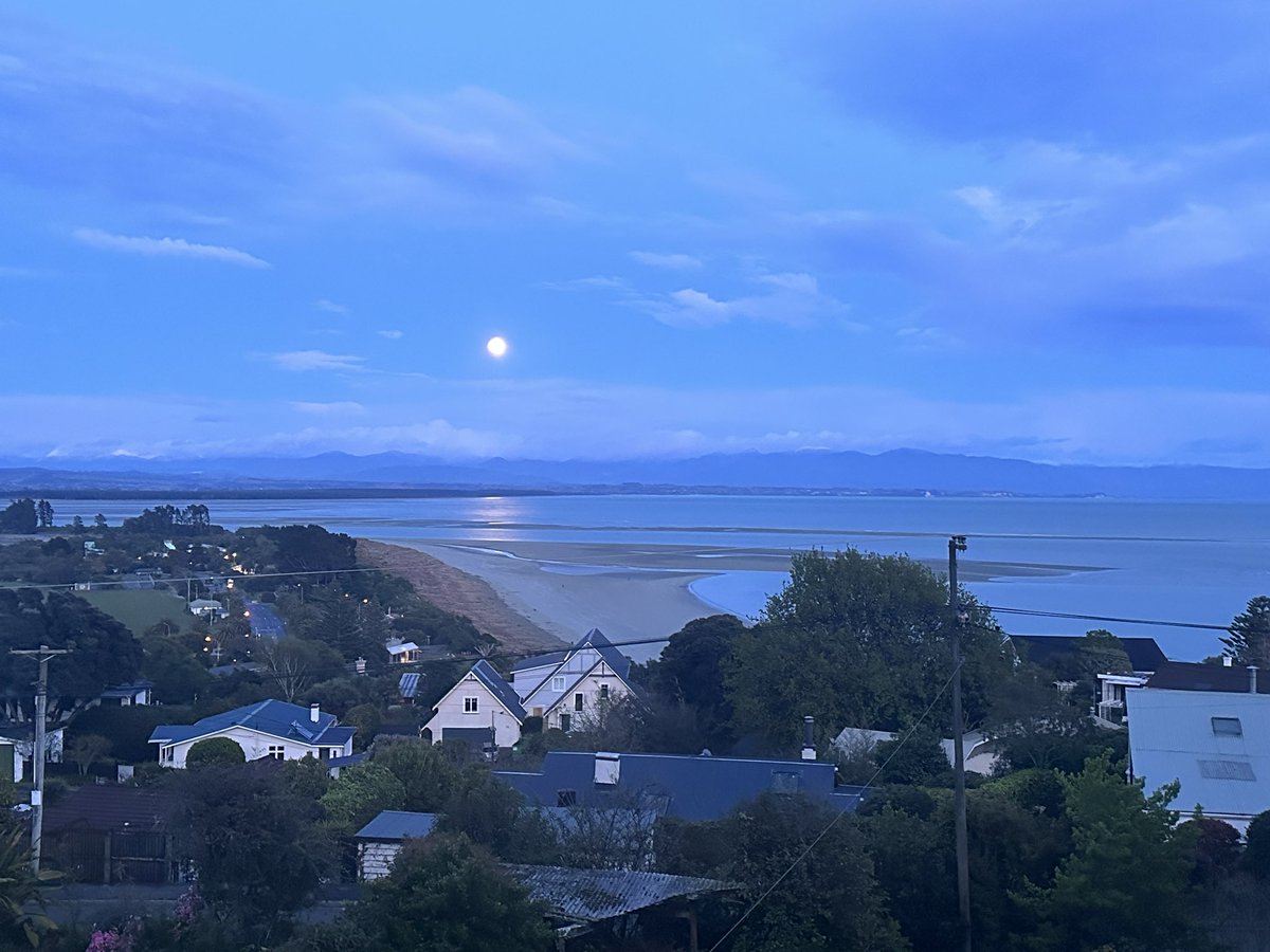 Good morning Tahunanui! Glorious cold spring day! #LoveNelson