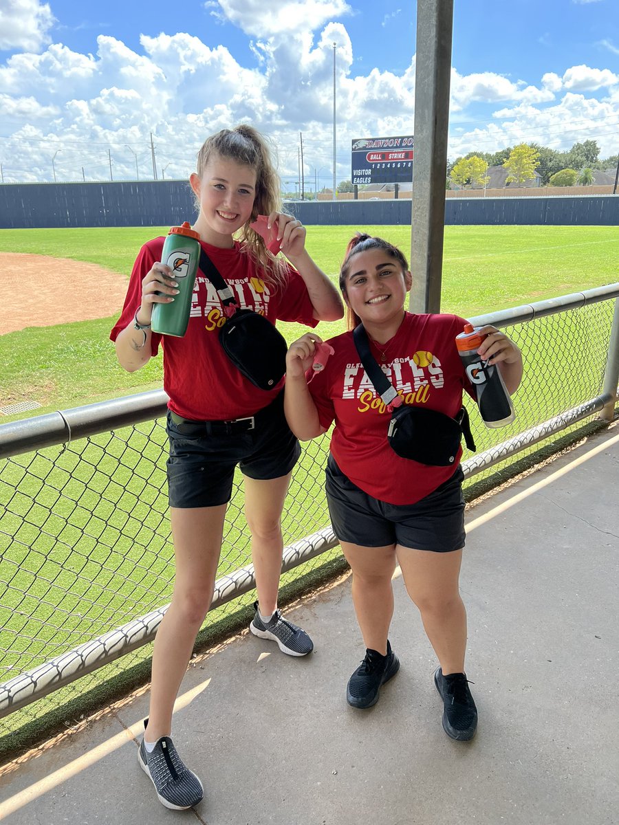 dawson_eaglesSB's tweet photo. Twin Day on left side - right side softball competition day!
🥎
🦅
👯‍♀️
#oversizedday #competitionFridays #itsbetterhere #someflyweSOAR #FAMILY @DawsonHighSchl https://t.co/RExoXgry02