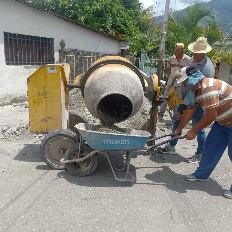 VillegasJobito's tweet photo. Hoy se puso de manifiesto la estrategia ganar... ganar, mediante el modelo del presupuesto participativo comunitario,en el barrio obrero y San Francisco, demostrado una vez más, que en poco tiempo,con pocos recursos, sin robarselos estamos haciendo mucho... https://t.co/hN5u8hzxM0