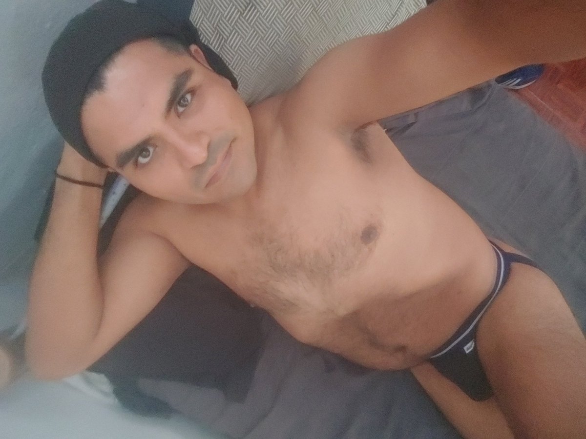 Recién bañado😇😇😇 ya casi de salida. Voy a ir a un lugar icónico 😈😈😈. Si me ven me echan sus bendiciones 💦😋💦🍑💦. ¡Ya es viernes! 🥵🥵🥵.