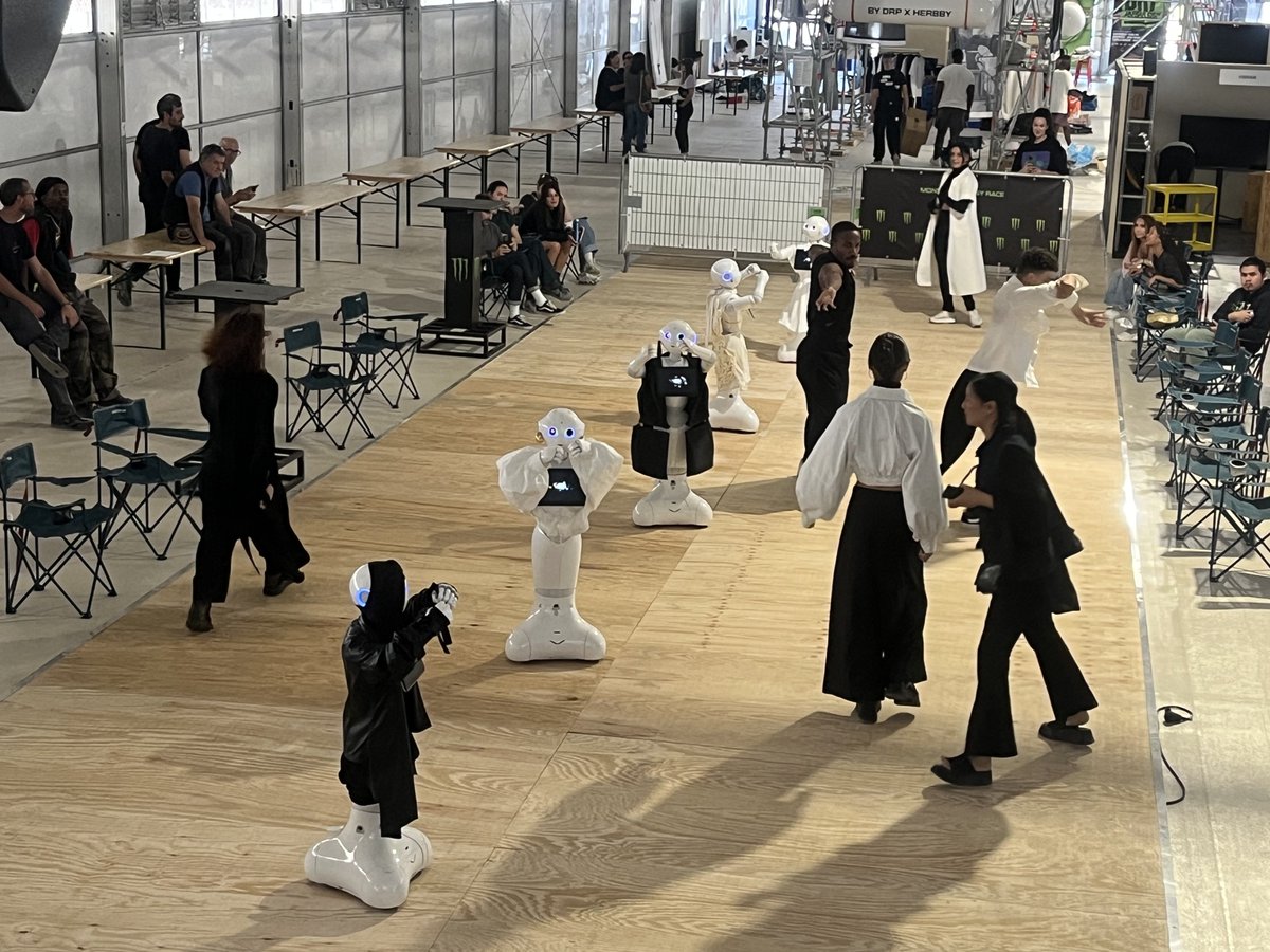24 hours before the show: Behind the scenes with @celineshen_art and her dancers & her #robots ! #backstage #creators #DRPfestival #ParisFashionWeek #ParisFashionWeek2023