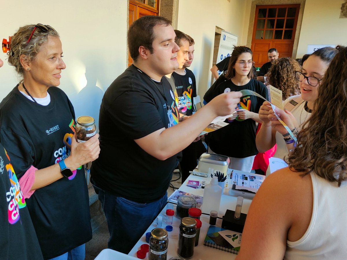 cretus_usc's tweet image. 🧑‍🔬Na área de valorización de residuos, Iñaki achegounos á #compostaxe: que é o compost? A regulación do pH, as propiedades depurantes do compost e a microbiota presente nas pilas de compostaxe. @res4valor @ambiosol_usc