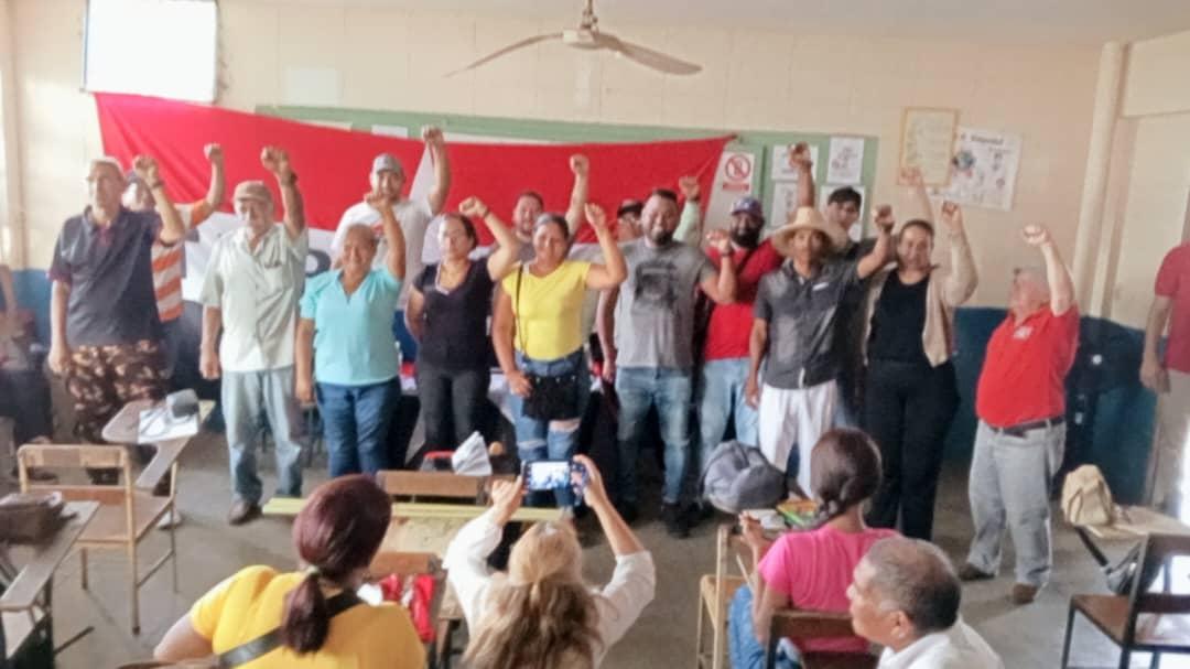 tupa_tv's tweet photo. "Alegría, entusiasmo y unificación de las ideas"

Bajo el método del consenso colectivo, quedan establecidas las diferentes responsabilidades de la estructura del municipio Caroní. Edo. Bolívar. 

#JuventudTupamaroConMaduro
#VenezuelaDeValoresYCultura @NicolasMaduro @TupamaroMRT https://t.co/9qroCLlBeL