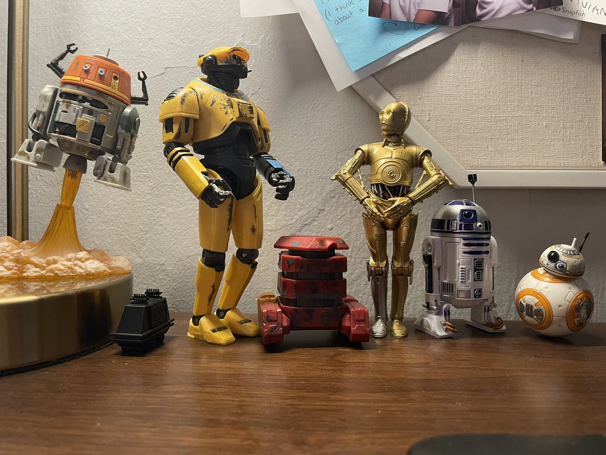 AstromechJ's tweet photo. Meanwhile, on my desk…

#Chopperdroid #MouseDroid #NedB #B2EMO #C3PO #R2D2 #BB8 https://t.co/oeRCv4jHNm