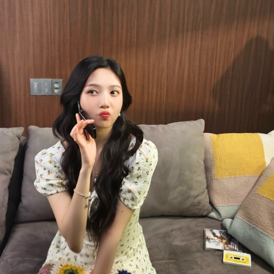 hourly red velvet tweet media
