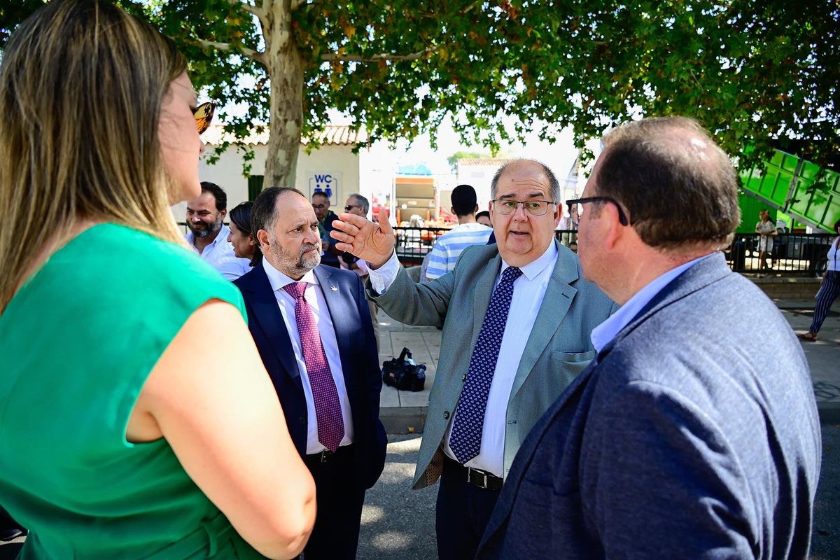 Juanhann64's tweet photo. Hoy en la #FeriaDeZafra acompañando a nuestro Consejero de Presidencia, Interior y Diálogo Social @Abel_Bautista de la @Junta_Ex 
Garcias Alcalde de #Zafra, Juan Carlos Fernández, por tu acogida y excelente organización!

#Ganaderia
#Agricultura
#Tauromaquia
#EconomiaExtremeña https://t.co/DLpvJmBC6l
