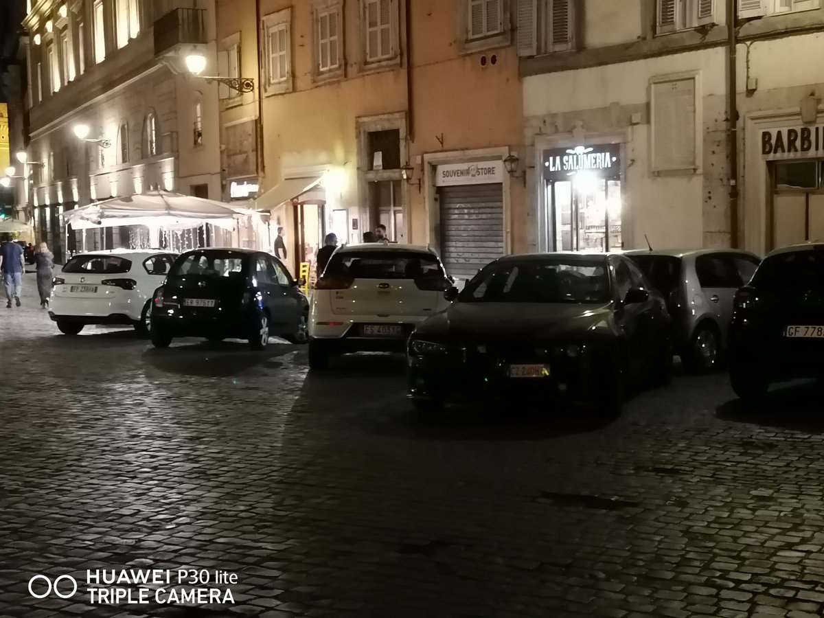 flappa64's tweet photo. @PLRomaCapitale @gualtierieurope @romafaschifo quando si parla di #tolleranzazero vs #sostaselvaggia esattamente cosa intendete? Nella foto area pedonale via del Banco di Santo Spirito!! https://t.co/ae1MYe3LLJ