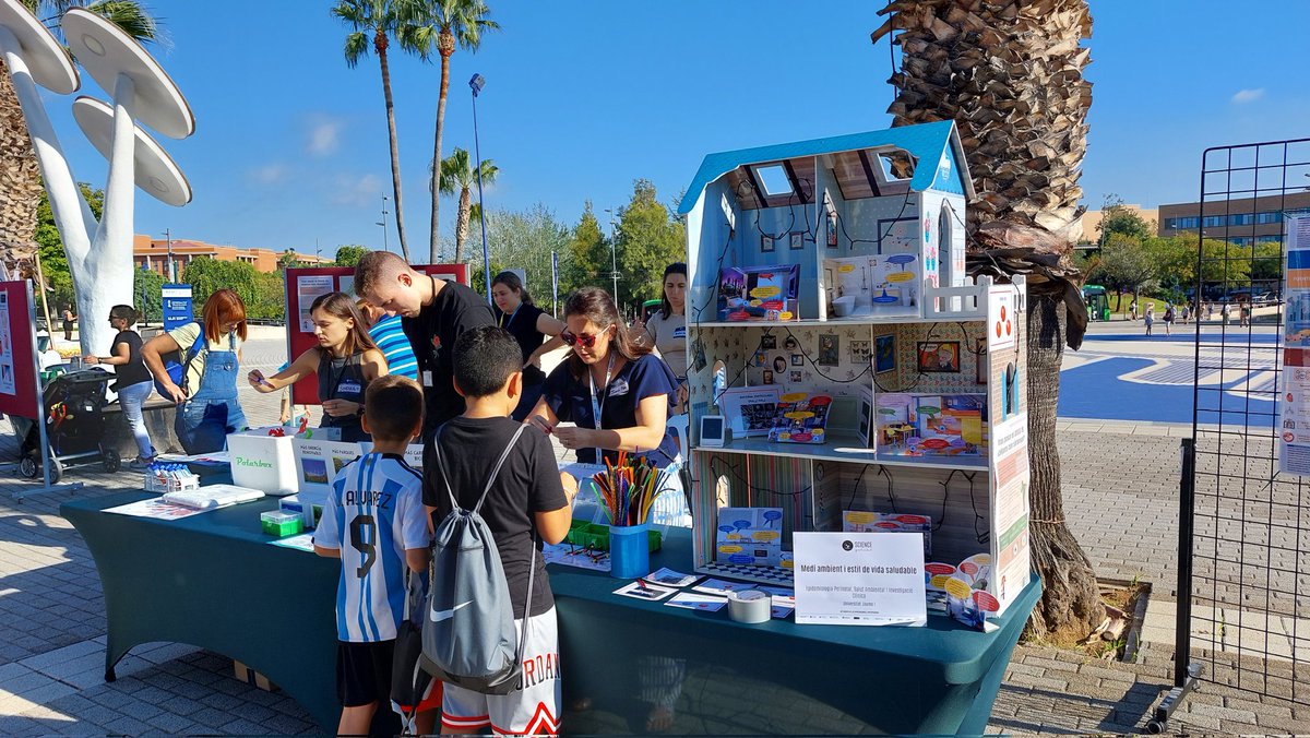 Gracias al fabuloso equipo de divulgadores (<a href="/VEsteveC/">Vicente Esteve Cano</a>, <a href="/PaliCarrasc/">Paula Carrasco</a>, <a href="/Isa_Alfer/">Isabel Almodovar</a>, @aureacartanya, <a href="/Carlos_AlfaroP/">Carlos Alfaro Pérez</a>, <a href="/oscarnav02/">Óscar Navarrete Aliaga</a> y Simona Porru) por su entusiasmo en las actividades de #DietaSaludable y #CalidadDelAire que hemos ofrecido en la <a href="/ScienceGTS/">Science GTS</a> 2023 de la <a href="/UJIuniversitat/">Universitat Jaume I</a>