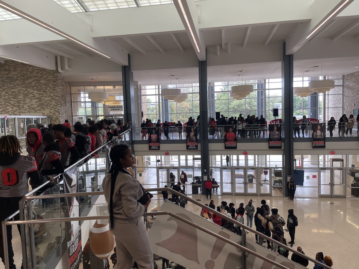 DunbarHSDC's tweet image. What a way to close out the school week! We wrapped SGA elections, Homecoming Royal Court, heard from an amazing author, and recognized and celebrated athletic achievements! Homecoming game tomorrow!
@XQAmerica @dcpublicschools @DCPSconnected 
#Raisingthebar #Weworkforkids…