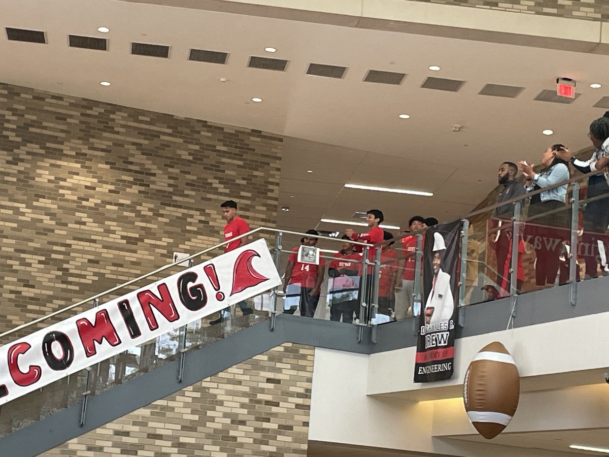 DunbarHSDC's tweet image. What a way to close out the school week! We wrapped SGA elections, Homecoming Royal Court, heard from an amazing author, and recognized and celebrated athletic achievements! Homecoming game tomorrow!
@XQAmerica @dcpublicschools @DCPSconnected 
#Raisingthebar #Weworkforkids…