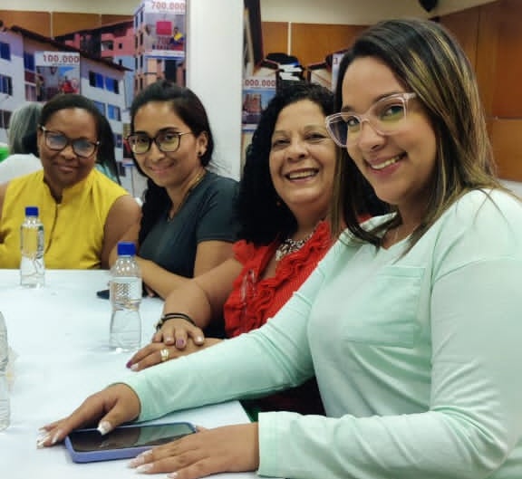 Banavihaldia's tweet photo. #BanavihInforma🗣️|| Desde el #Banavih, felicitamos a nuestra secretarias, quienes como mujeres de la Patria, realizan día a día su labor con eficiencia y constancia para que nuestra institución siga contribuyendo al buen vivir de nuestro pueblo venezolano. https://t.co/SEzcfwB7Om