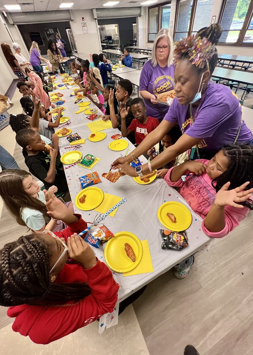 JEFCOED's tweet photo. 🚌🌟 Bus Behavior Blast🌟🚌 @PleasantGroveES
Pleasant Grove Elementary celebrates Spartans who demonstrate outstanding behavior on the bus! Nominated by their bus drivers, these kiddos set an example for others. Thanks to Rep. Patrick Sellers for sponsoring the event! 💜💛 https://t.co/at9rU2UBun