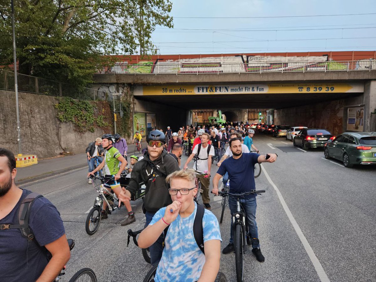 KasselCM's tweet photo. Hat wieder großen Spaß gemacht! Bis zur nächsten #CriticalMass. https://t.co/66mv5ABhXB