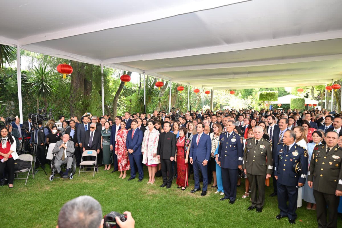 AMEXCID's tweet photo. 📸Participamos en la conmemoración del 74° Aniversario de la Fundación de la República Popular China.
Continuamos #cooperando para promover el crecimiento mutuo.
🇲🇽🤝🇨🇳 #CooperarEsCompartir https://t.co/NTyambPrg1
