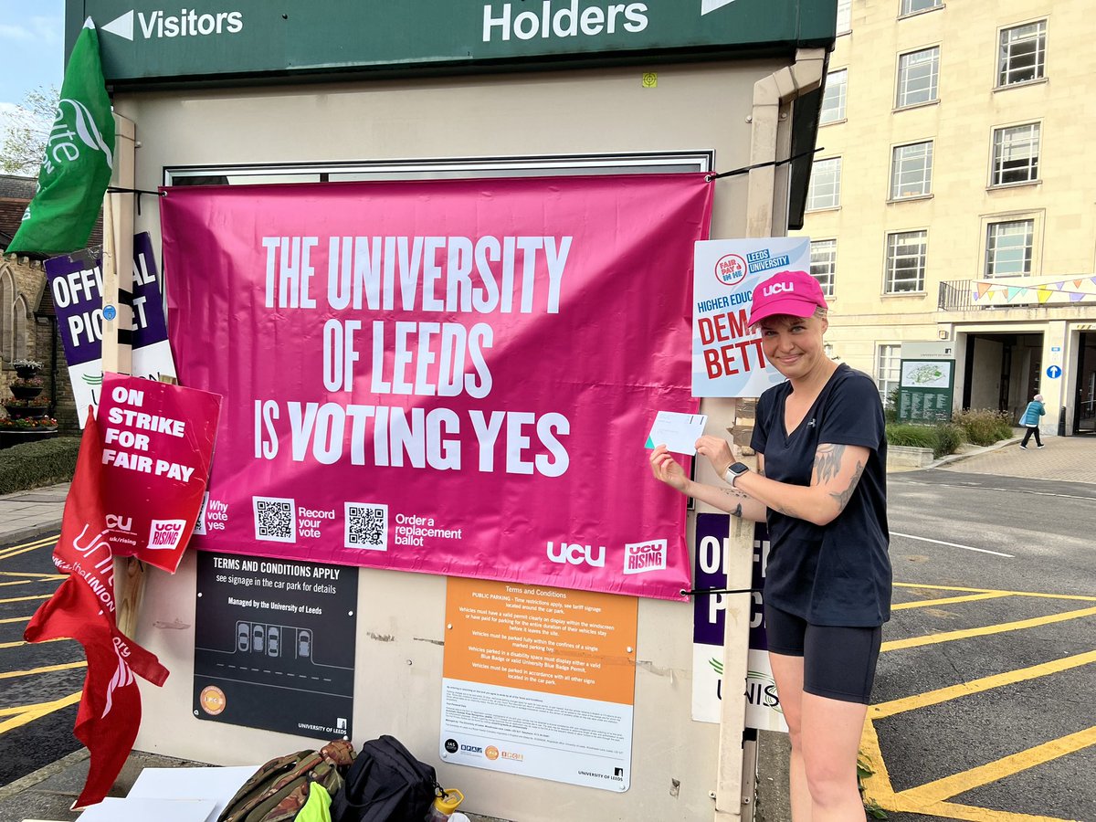 zenscara's tweet image. Some of the photos I took today and didn’t manage to get tweeted in real time on the pickets with @leedsucu @UoLUnison @LeedsUniUnite !

Today the car/bus/van/etc honks were loud and numerous!

Also great support from @SSSLeeds as ever 💜💕

#FairPayInHE #ucuRising #WeReWorthMore