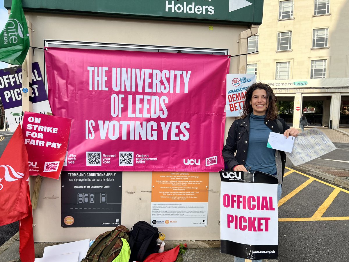 zenscara's tweet image. Some of the photos I took today and didn’t manage to get tweeted in real time on the pickets with @leedsucu @UoLUnison @LeedsUniUnite !

Today the car/bus/van/etc honks were loud and numerous!

Also great support from @SSSLeeds as ever 💜💕

#FairPayInHE #ucuRising #WeReWorthMore