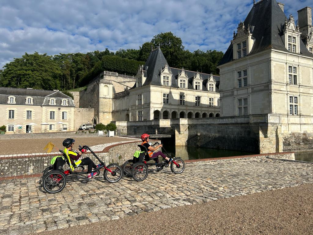 MelLorion's tweet photo. Faire un voyage à vélo, c'est le défi que notre groupe d´amis 👩🏻‍🦽👩🏽‍🦽👩🏻‍🦯🏃‍♀️🏃🏻‍♀️ s´est lancé. Lundi 25/09, notre équipe Hand2,3onpédaletous est partie d´Orléans pour rallier Tours après 5 jours et 170km en vélo tricycle le long de la Loire. Quelques images de cette merveilleuse aventure https://t.co/XzSGFkzIc9