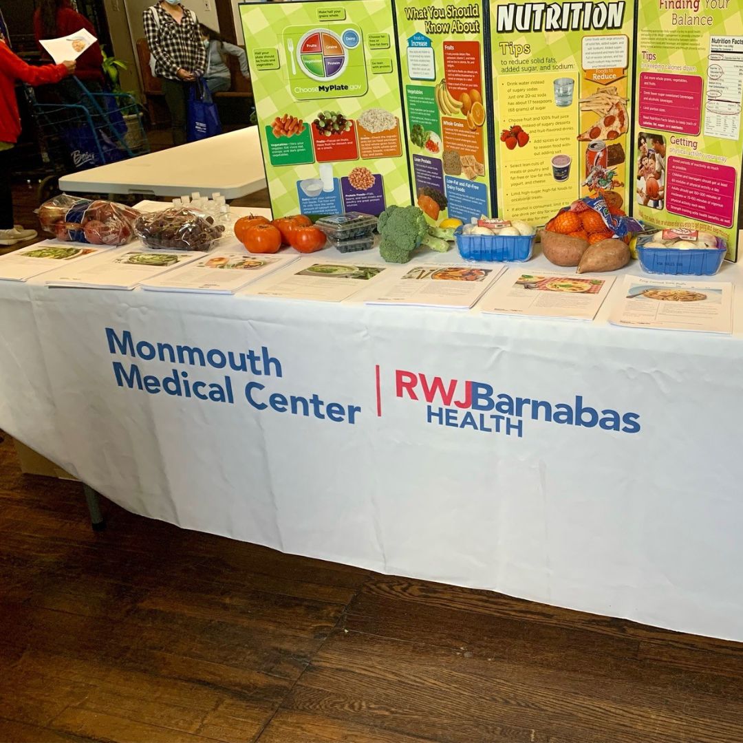 #MonmouthMedicalCenter's Community Health Ed. Dept. partnered with @JerseyCares & @CommonMkt to distribute #produce and #food to #MonmouthCounty pantries. A #nutritionist shares info to help prevent health issues before they start. #LetsBeHealthyTogether #HungerActionMonth