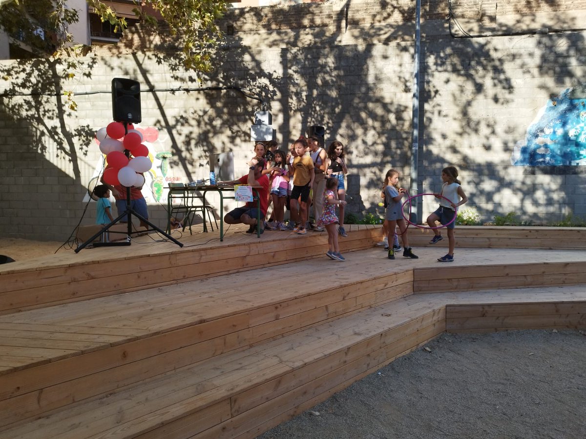 consorciedubcn's tweet photo. 🏫 La comunitat educativa de la @carlit_escola ha celebrat avui que té nou espai exterior!
✨🍃És un dels 17 centres de la ciutat que aquest estiu ha transformat el seu pati a través del programa participat #Transformemelspatis per fer-lo més educatiu,verd, inclusiu i comunitari. https://t.co/K6BdgW3fPl