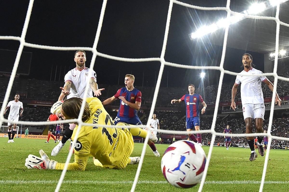 sport's tweet photo. 💫💭𝐐𝐮𝐞́ 𝐛𝐨𝐧𝐢𝐭𝐨 𝐜𝐮𝐚𝐧𝐝𝐨 𝐬𝐞 𝐜𝐮𝐦𝐩𝐥𝐞𝐧 𝐥𝐨𝐬 𝐬𝐮𝐞𝐧̃𝐨𝐬...

🎙️ Sergio Ramos: "Ojalá le pudiera hacer mi primer gol al Barça"

⌚ ️24 horas después 👇 https://t.co/W18fpiijm0