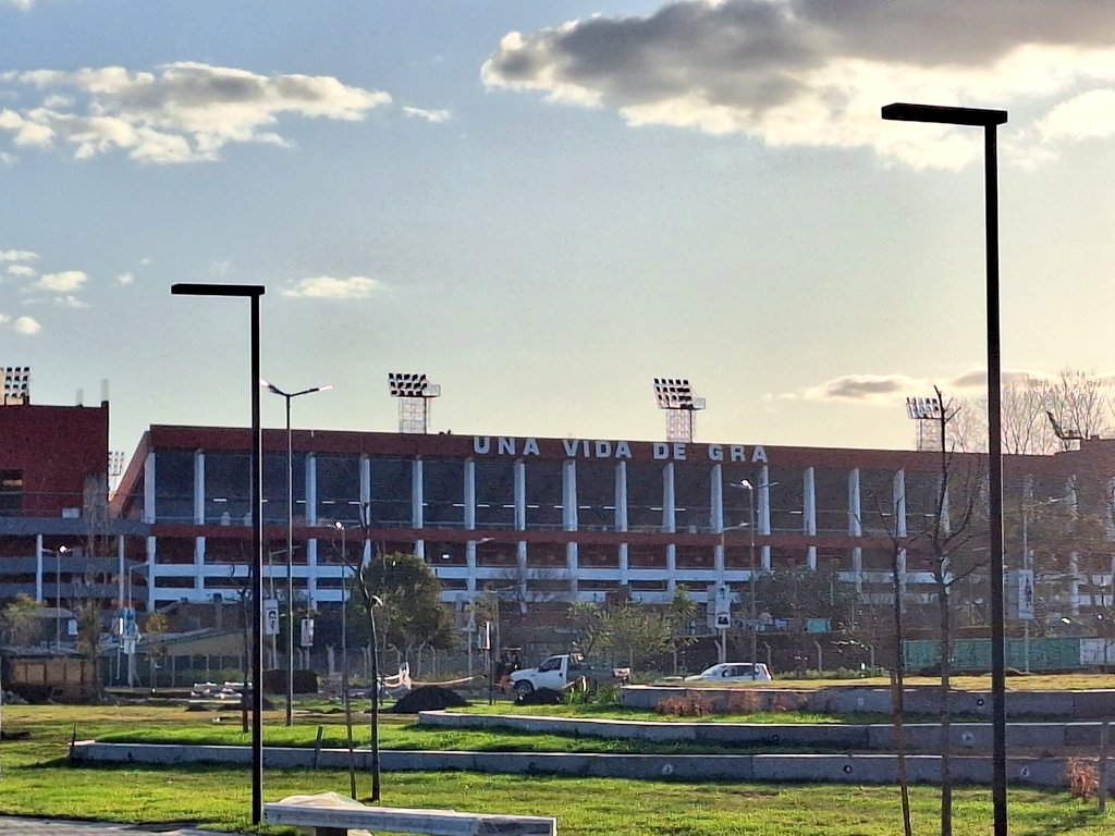 nicorubinetti's tweet photo. Están terminando de colocar "Una vida de grandeza" en el estadio más ganador de Avellaneda

#Independiente https://t.co/jm3Nc0Roqx