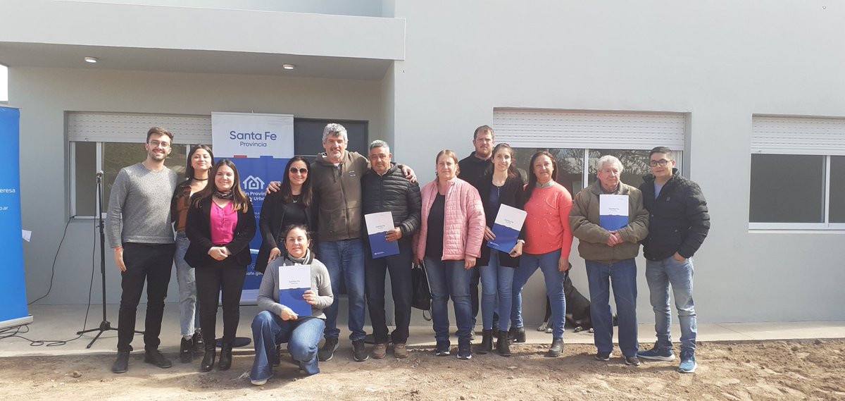 EstrellaScolari's tweet photo. Seguimos cumpliendo el sueño de la casa propia. 

Hoy en #MaríaTeresa inauguramos una nueva vivienda construida a través del programa provincial #LotePropio y recorrimos el avance de obra de 13 viviendas que se construyen a través programa nacional #CasaPropiaConstruirFuturo https://t.co/wTEnnltJHc
