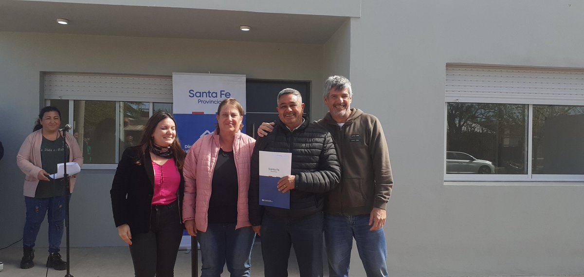 EstrellaScolari's tweet photo. Además, entregamos 10 títulos de propiedad en el marco del Programa de Escrituración FONAVI a familias de la localidad y en #Christophersen, reparando una larga espera para que las familias sean poseedoras plenas de su casa. https://t.co/vqWe5yXcfK