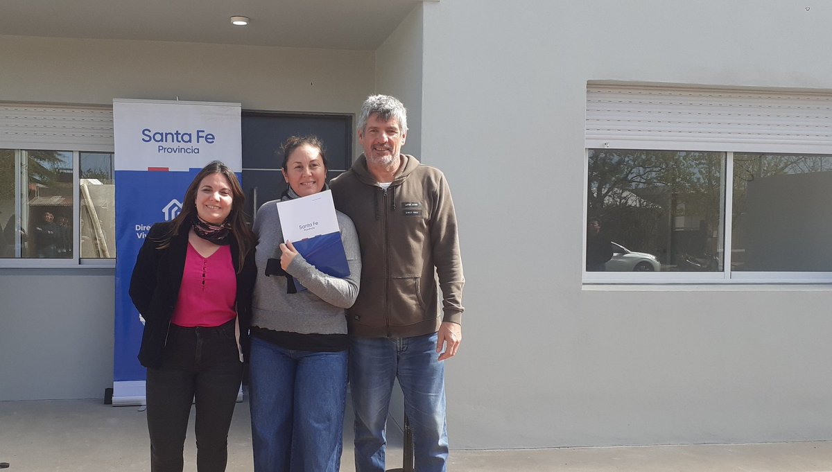 EstrellaScolari's tweet photo. Además, entregamos 10 títulos de propiedad en el marco del Programa de Escrituración FONAVI a familias de la localidad y en #Christophersen, reparando una larga espera para que las familias sean poseedoras plenas de su casa. https://t.co/vqWe5yXcfK