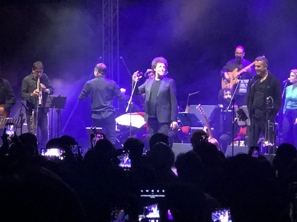 nottericerca's tweet photo. 🎶 L’evento conclusivo di #SuperScienceMe racchiude il senso ed il valore culturale della manifestazione.
@MaxGazze e la #CalabriaOrchestra regalano un viaggio inedito nella musica: i pezzi più famosi del cantautore romano intrisi delle sonorità tipiche della nostra regione. https://t.co/nQMTIIbkpl