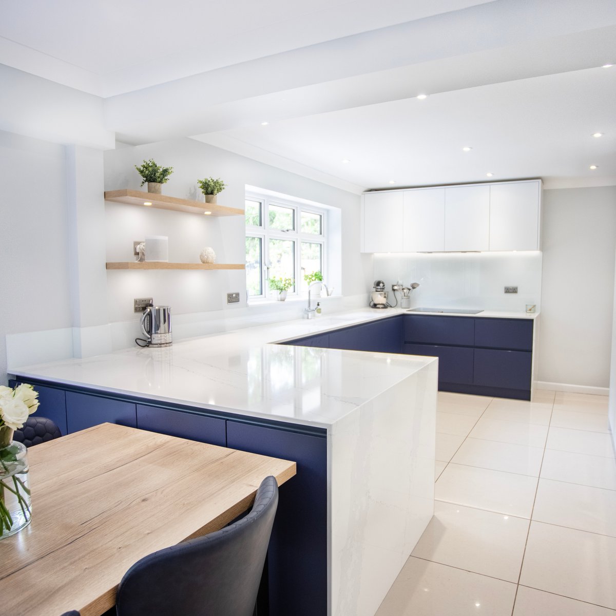 Elevate your kitchen with Sutton - a sleek, modern slab door boasting a luxurious silk finish. ✨🏡⁠ ⁠ 📸 Sutton Inkwell and White⁠ ✏@howardoliverdesign⁠ .⁠ #design #contemporary⁠ #kitchengoals #kitcheninspo #kitchenideas #kitcheninspiration