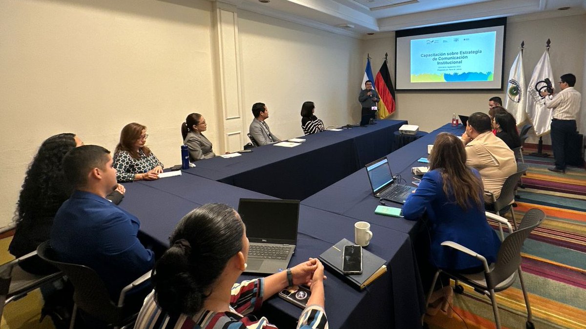 BuenaGobernanza's tweet photo. Estamos aportando a la @stcfr_sica mediante el diseño y formación de capacidades en estrategia de comunicación.

Esta acción es parte del apoyo mediante el Fondo de Estudios y expertos del @BMZ_Bund para fortalecer la #transparencia🔎 en la institucionalidad del @sg_sica. https://t.co/unvLRh19ZR
