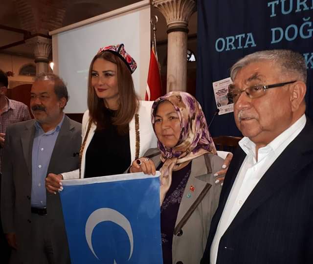 Gök bayrağın ağıtı: 

Paşayeva öldü mü?
Issız acun kaldı mı?
Ödlek öcün aldı mı?
İmdi yürek yırtılır?

Gökbayrağın bayraktarı,
Uygurların hamisi, 
Başında doppa, elinde gökbayrak ile dünyanın en zarif Uygur hanımı GANİRE PAŞAYEVA ile aynı karede yer alma şerefine nail olmuştum.