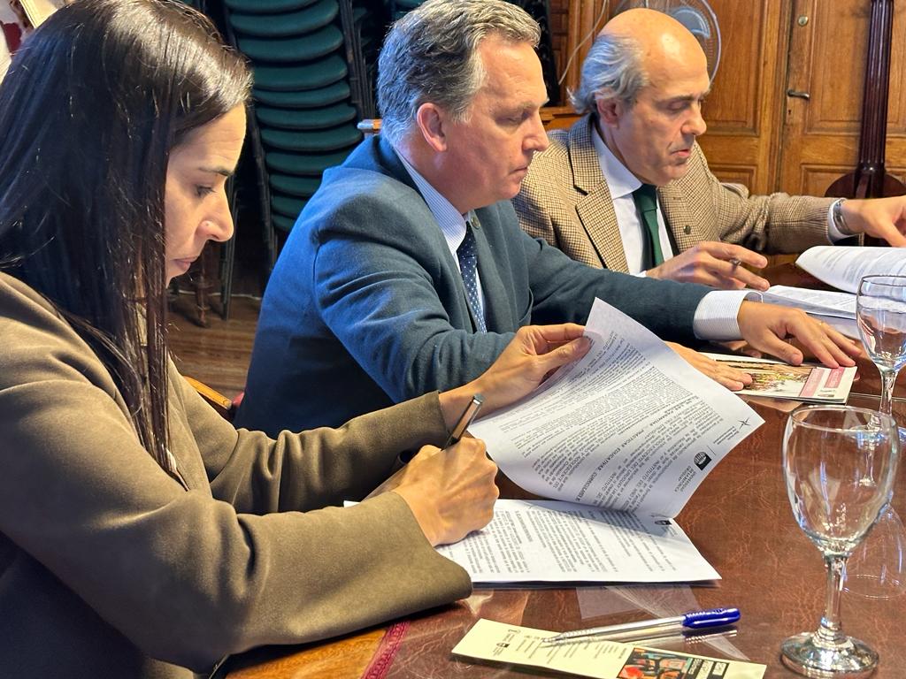 pabloabdala66's tweet photo. Firmamos un convenio con la Facultad de Derecho para que estudiantes avanzados realicen pasantías en el @inau_oficial. Para que se formen, generen créditos curriculares y brinden un servicio a las políticas de infancia. @GonzaloALorenzo @ArgenzioNatalia @afvelazquez https://t.co/5UDxCkL1k2