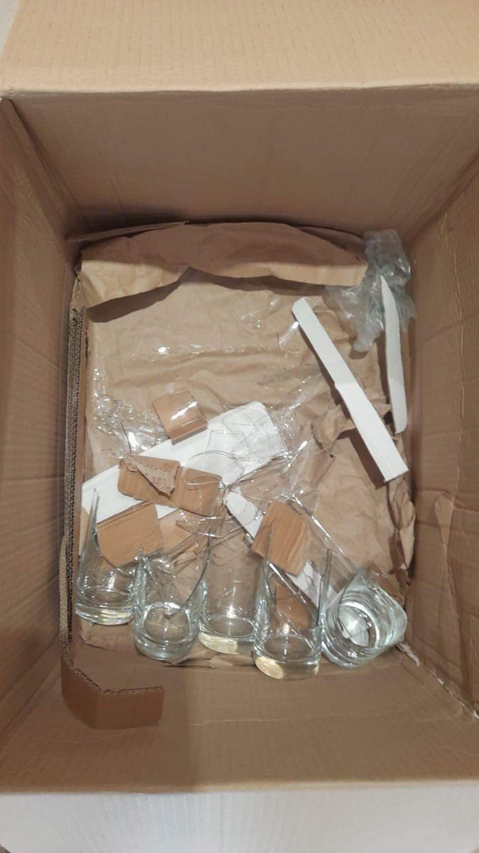 EvaaGla's tweet photo. @mondialrelay Pourtant quand on suit vos préconisations, voilà comment nos colis arrivent chez le destinataire : en morceaux malgré toutes les mesures prises et avec 17 vases en moins. JUSTE INADMISSIBLE. https://t.co/JBpqbn9w2f