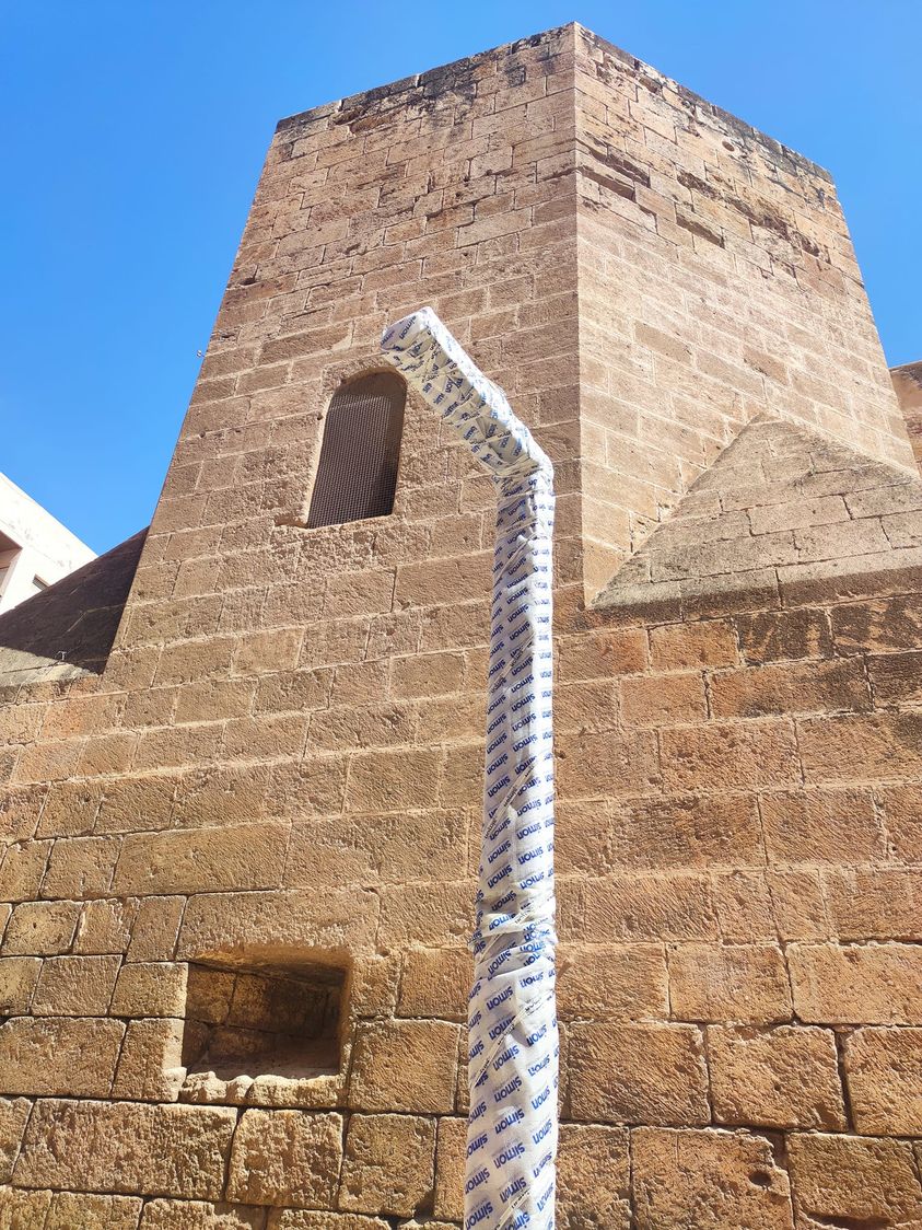 El Ayuntamiento rectifica y elimina la farola de la Catedral.
“Ahí, junto a la torre, que se vea bien. ¡Qué pocas luces hay!”. De esta manera, Amigos de la Alcazaba denunciamos en las redes sociales la colocación de una farola junto a la Catedral.