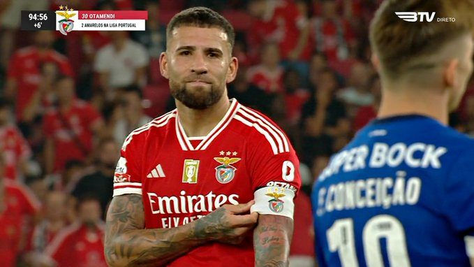CabineSport's tweet photo. Otamendi mostra a braçadeira de capitão a Francisco Conceição 😬 https://t.co/Vhe7Qi1vqZ