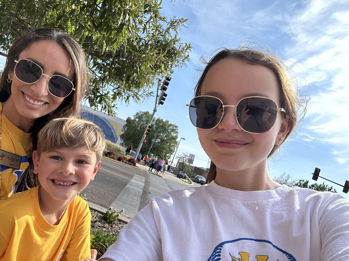 mrs_melevans's tweet photo. Thanks to @JesseEdiger & our school board approving early release, I was able to take my babies to our homecoming parade for the 1st time!
Seeing all the businesses on Main St covered with #SalthawkPride & packed sidewalksโฆ this is community engagement. #RaisingSalthawks ๐๐ https://t.co/fbm2yPZrJb