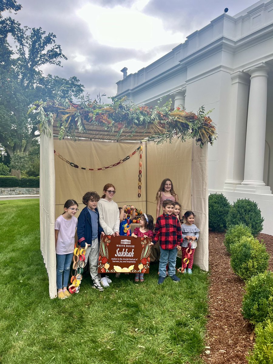 ShelleyGspan's tweet photo. Chag Sukkot Sameach!

A special shoutout out to all the kids who came to decorate the official @WhiteHouse sukkah today.

The sukkah will be the first thing visitors see on public White House tours during the week of Sukkot 🍋 https://t.co/eNFGPYmDpD