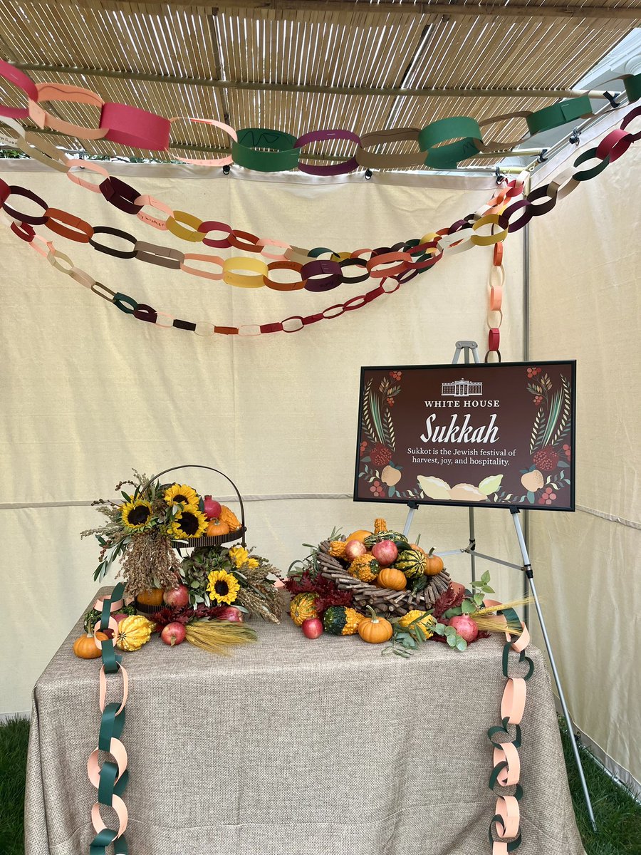 ShelleyGspan's tweet photo. Chag Sukkot Sameach!

A special shoutout out to all the kids who came to decorate the official @WhiteHouse sukkah today.

The sukkah will be the first thing visitors see on public White House tours during the week of Sukkot 🍋 https://t.co/eNFGPYmDpD