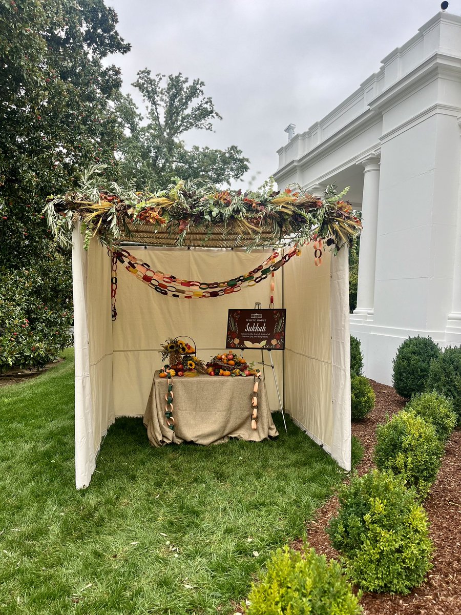 ShelleyGspan's tweet photo. Chag Sukkot Sameach!

A special shoutout out to all the kids who came to decorate the official @WhiteHouse sukkah today.

The sukkah will be the first thing visitors see on public White House tours during the week of Sukkot 🍋 https://t.co/eNFGPYmDpD